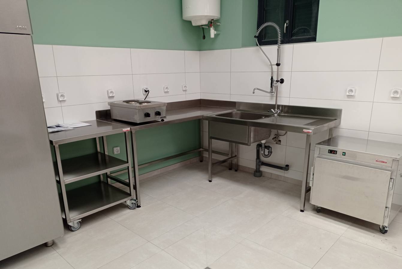 Installation de l'office de réchauffage de la salle des fêtes de Chirassimont (42) : étuve, tables et plonge Maison Patay.